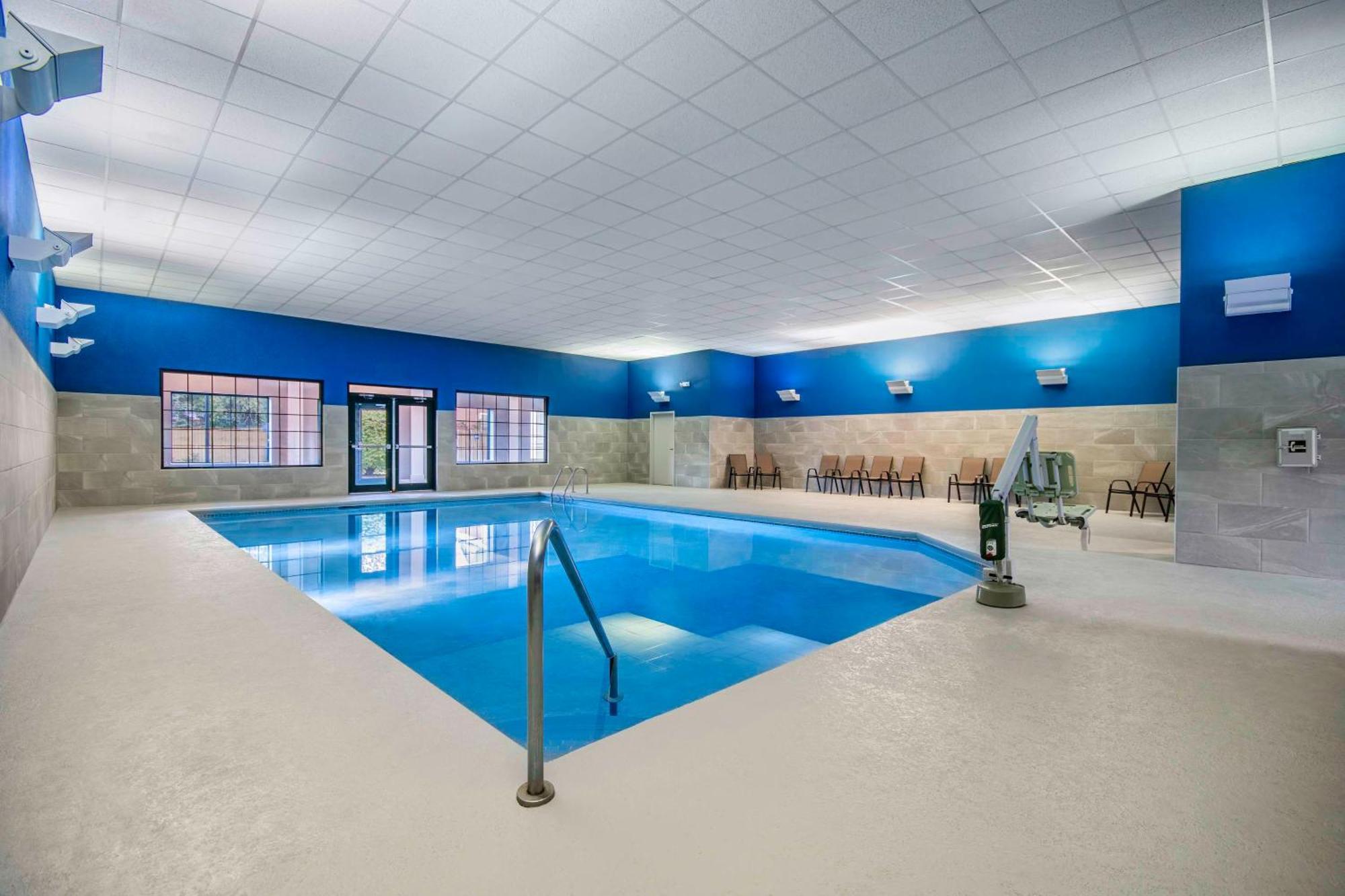 Hampton Inn East Aurora Экстерьер фото